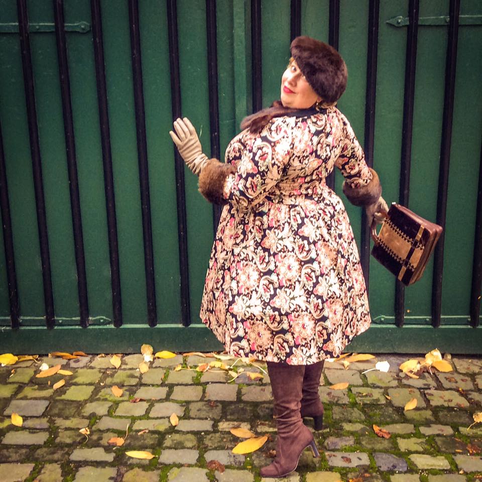 misskittenheel-vintage-plussize-chocolate-russian-princess-holly-damask-mushroom-hat-07