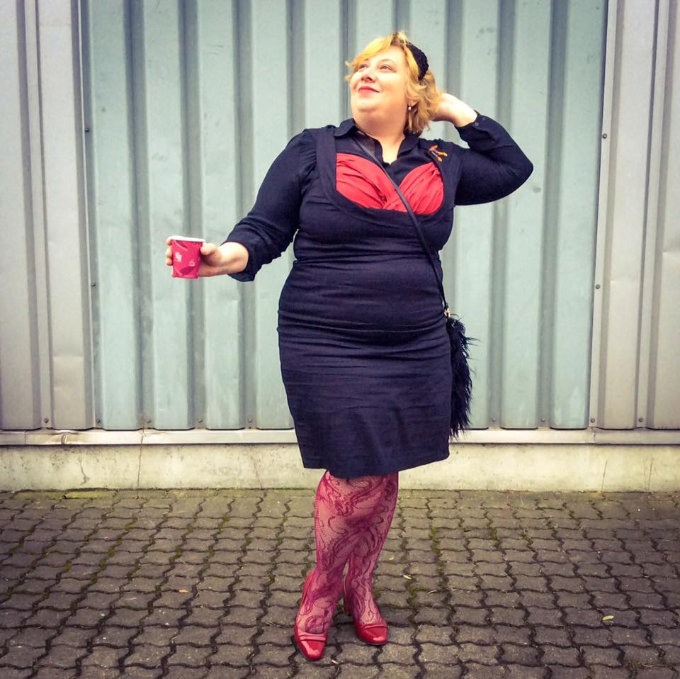 misskittenheel-vintage-plussize-pinup-lindybop-vanessa-wiggledress-lace-tights-02