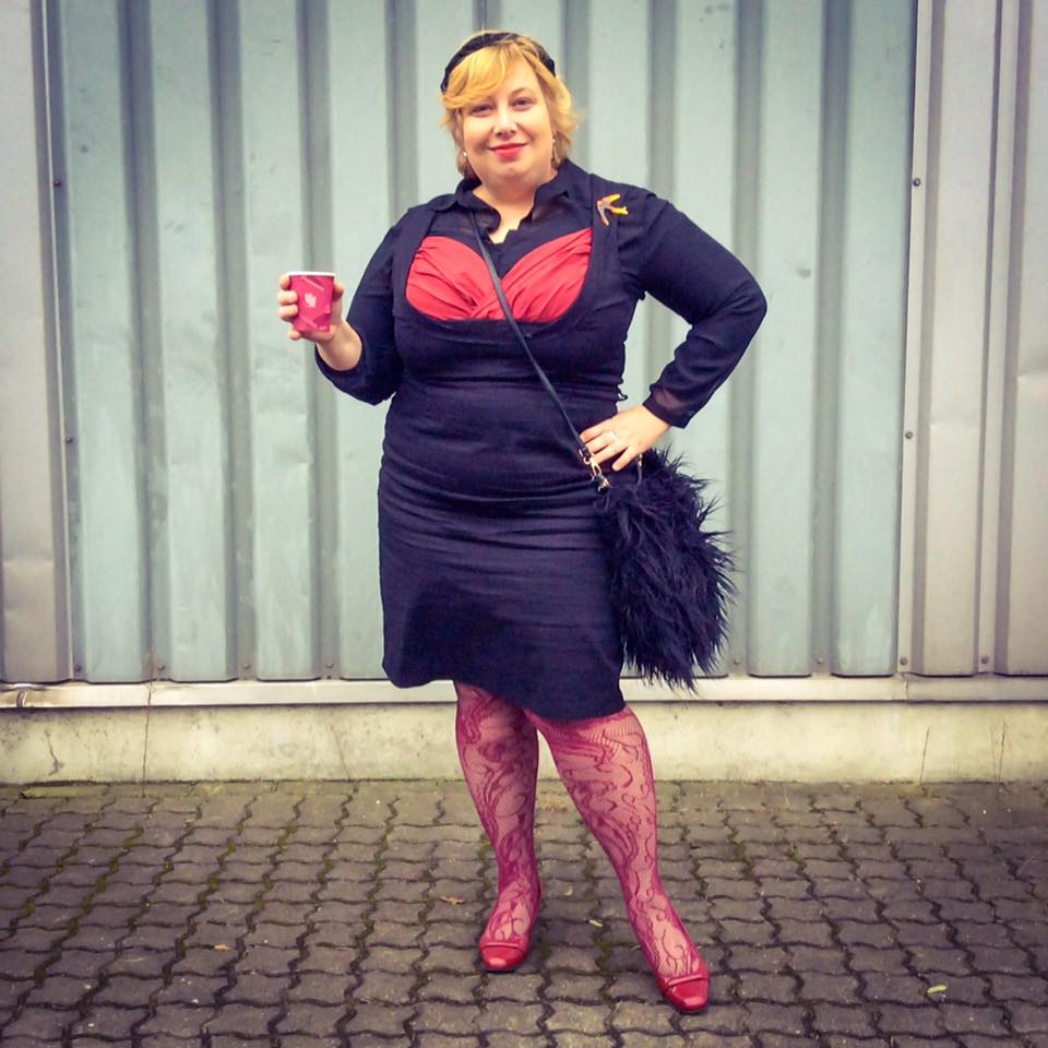 misskittenheel-vintage-plussize-pinup-lindybop-vanessa-wiggledress-lace-tights-07