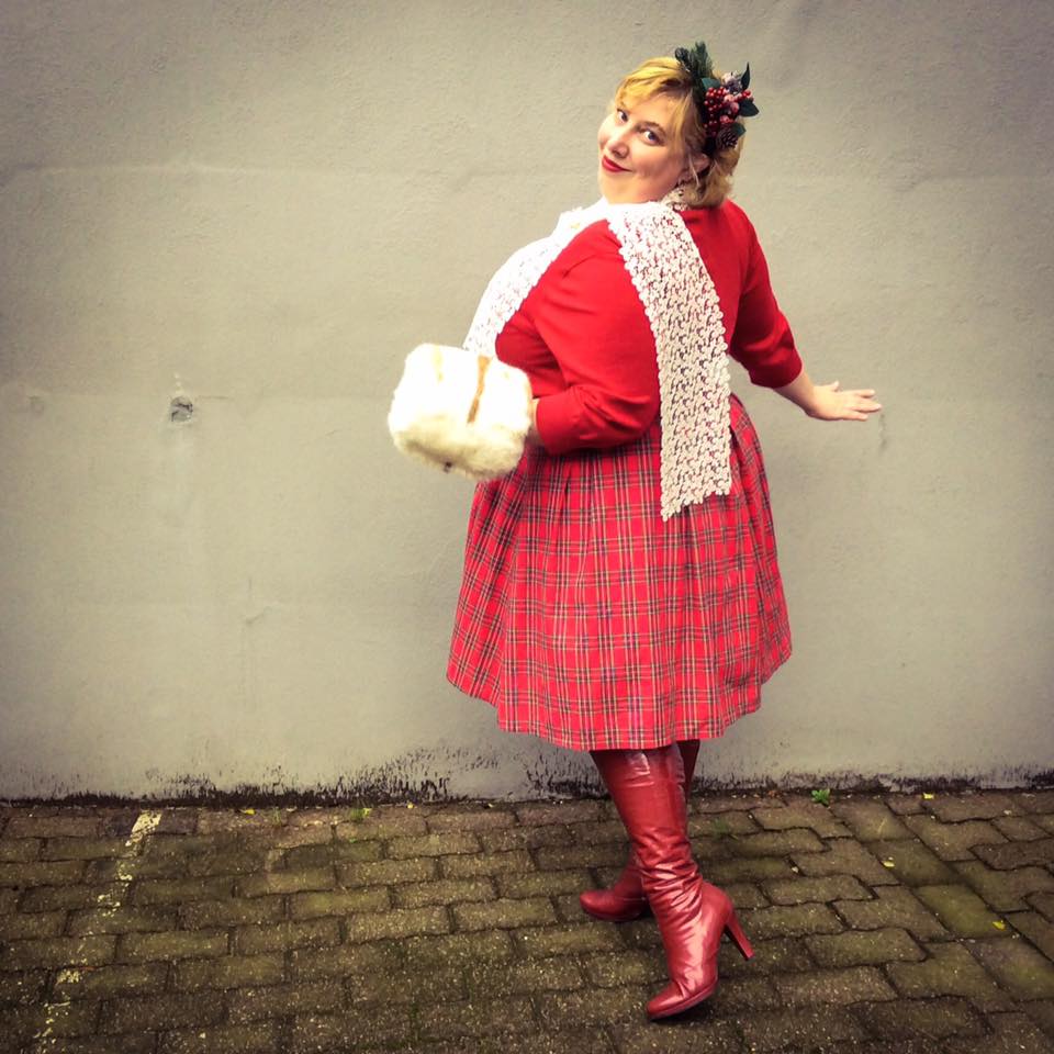 misskittenheel-vintage-plussize-christmas-dollydotty-tartan-red-royalstewart-pinup-fascinator-11