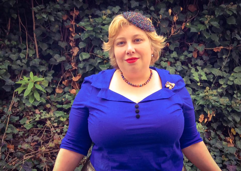 misskittenheel-vintage-plussize-frenchcurves-metalliqze-gold-skirt-elvi-pinup-04